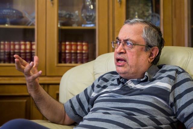 ماجرای دست دادن محافظ خاتمی با بیل کلینتون/ حجاریان: پشت پرده قایم شدیم که دست ندهیم ماجرای دست دادن محافظ خاتمی با بیل کلینتون/ حجاریان: پشت پرده قایم شدیم که دست ندهیم