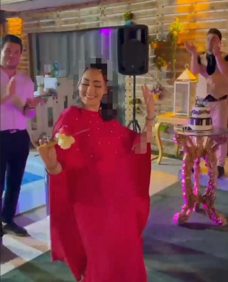 رقص چاقوی زیبای الهام حمیدی در جشن تولد/عکس رقص چاقوی زیبای الهام حمیدی در جشن تولد/عکس