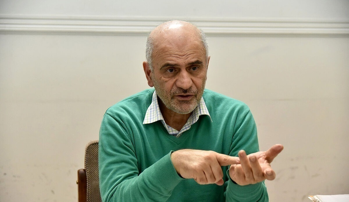 فرشاد مومنی: کمر اقتصاد ایران شکسته است فرشاد مومنی: کمر اقتصاد ایران شکسته است