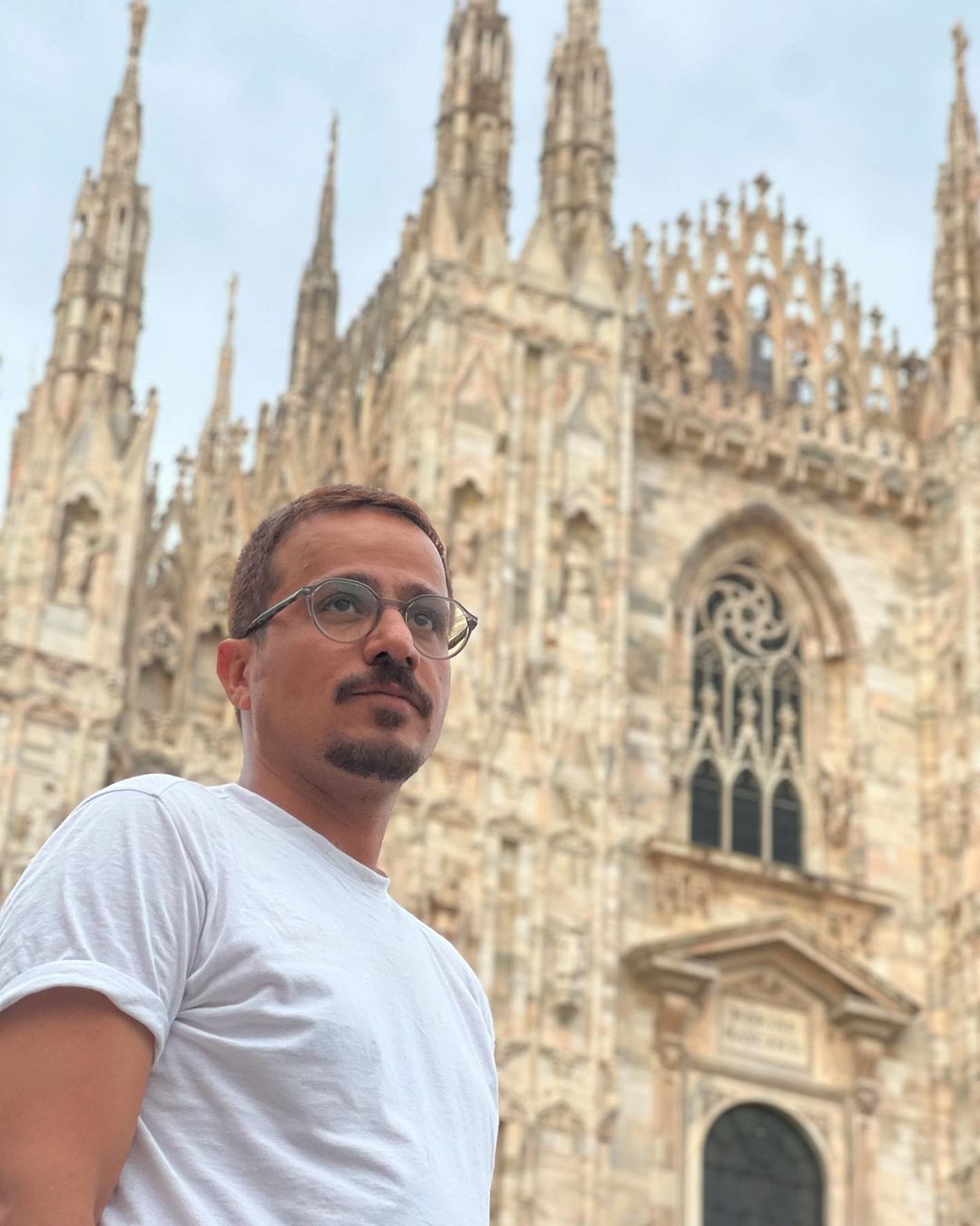 خارج‌گردیِ آقای بازیگر با تیپ و استایل متفاوت