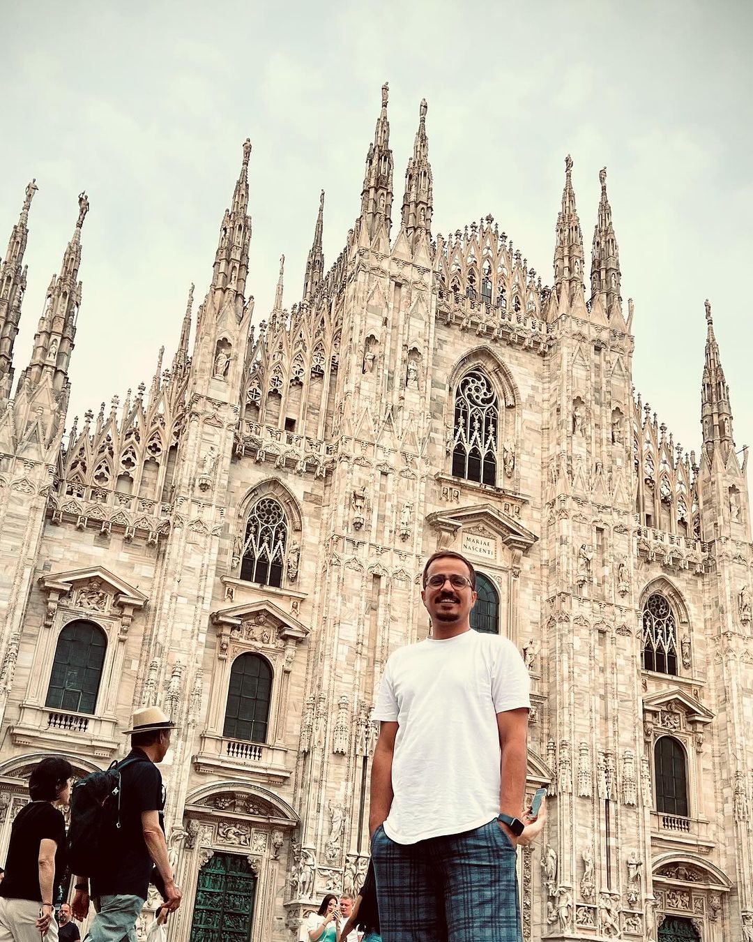 خارج‌گردیِ آقای بازیگر با تیپ و استایل متفاوت