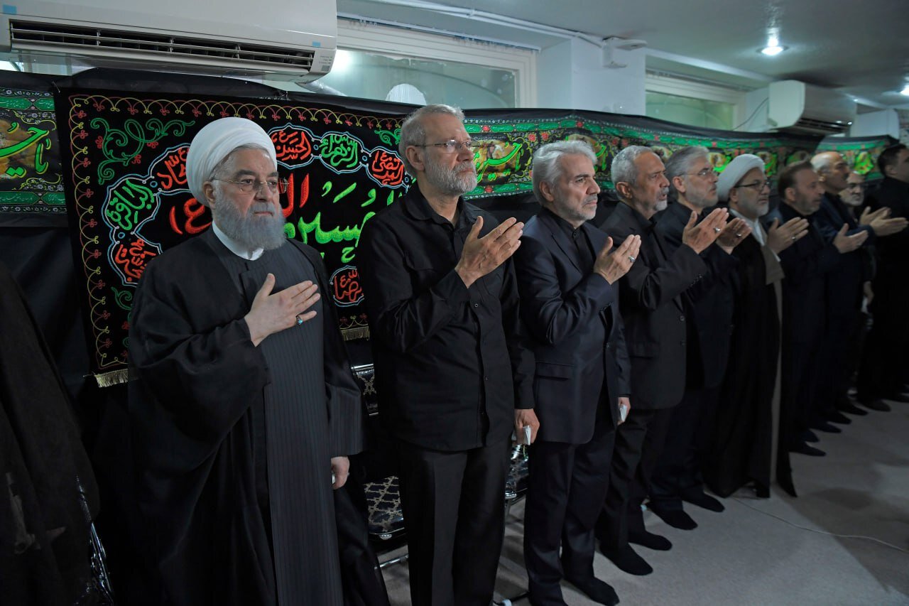 عزاداری شانه‌به‌شانه حسن روحانی و علی لاریجانی