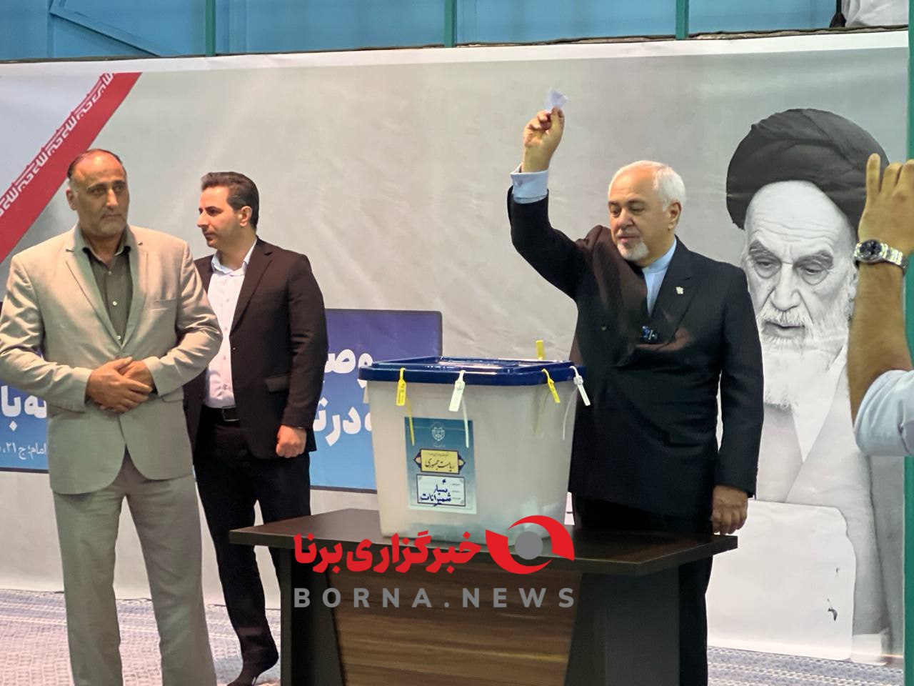 ظریف و همسرش رای خود را به صندوق انداختند