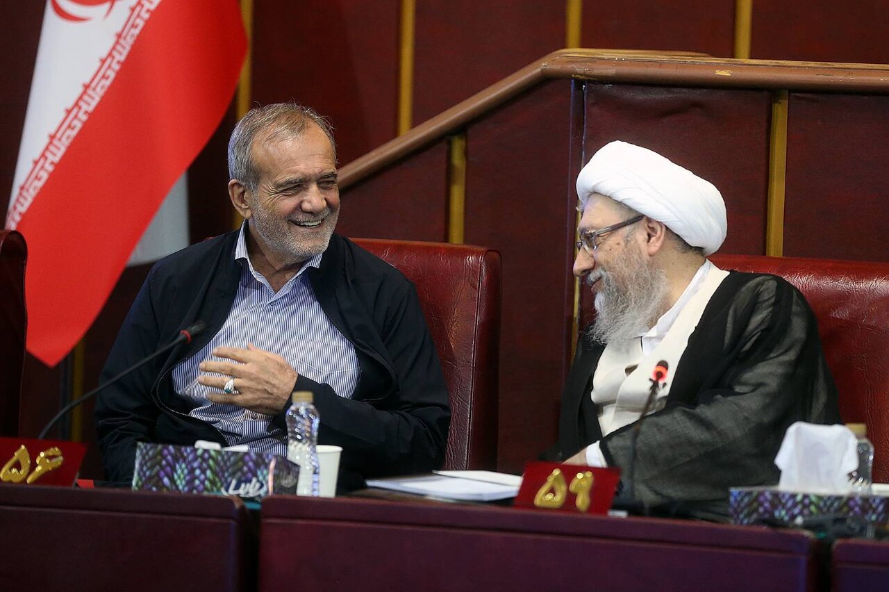 تصاویر پُربازدید از پزشکیان و احمدینژاد در یک جلسه