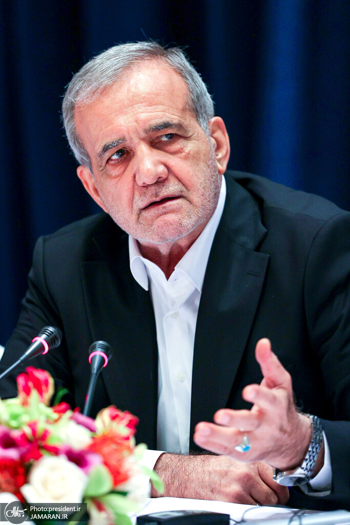 تصاویری از ژستهای پزشکیان در جمع رسانههای آمریکایی