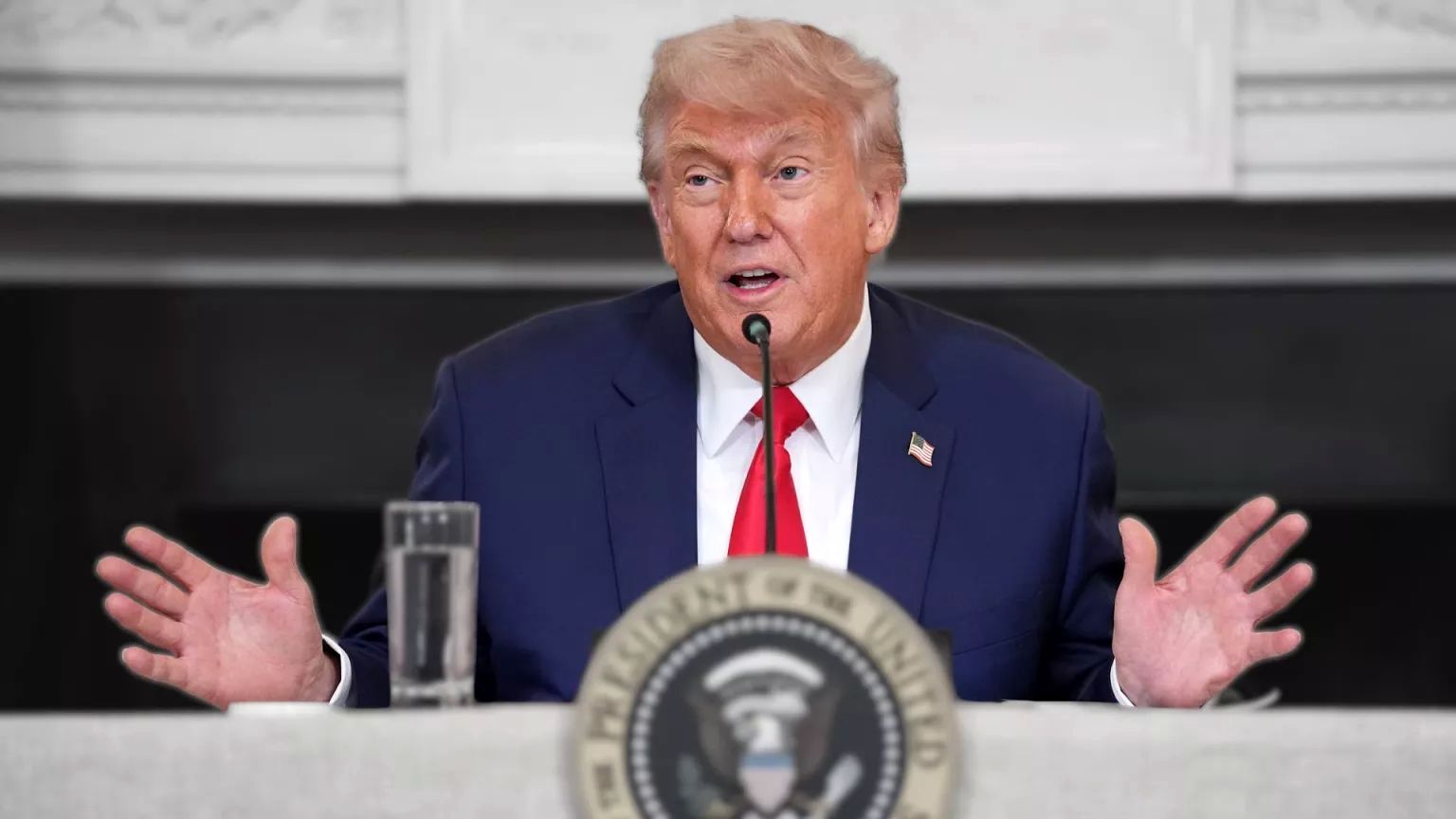 ادعای ترامپ: ایران بیش از من میخواهد به توافق برسد، اما حاضر نیست این «کلمات جادویی» را که بمب نخواهند ساخت را بگوید ادعای ترامپ: ایران بیش از من میخواهد به توافق برسد، اما حاضر نیست این «کلمات جادویی» را که بمب نخواهند ساخت را بگوید