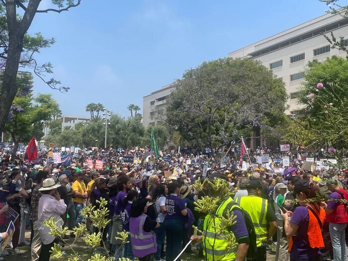اعزام ۷۰۰ تفنگدار نیروی دریایی و ۲۰۰۰ عضو گارد ملی به لس‌آنجلس/ترامپ اگر آنها تف کنند،ما آنها را خواهیم زد!/بازداشت ۲۴ نفر در برج ترامپ/مردم در وحشت